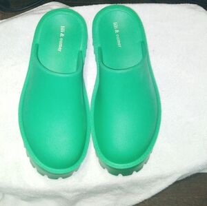 Lili & Ouner Green Slip-On Clogs